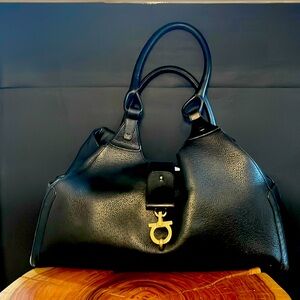 A softened silhouette with this lightly used Ferragamo bag; calfskin leather